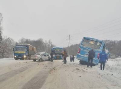 В Тверской области в пассажирский автобус врезалась вылетевшая на встречку легковушка