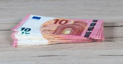 С 2023 года минимальная зарплата в Латвии должна повыситься на 150 евро, решает Евросоюз