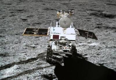 Китайский луноход сделал фото неизвестного объекта