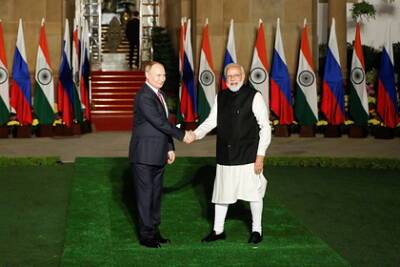 Путин пообещал развивать военное сотрудничество с Индией