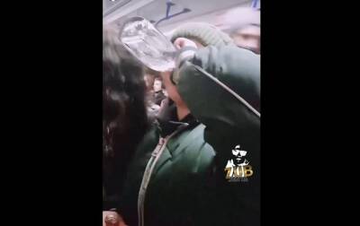 В Харькове подростки пили алкоголь в вагоне метро