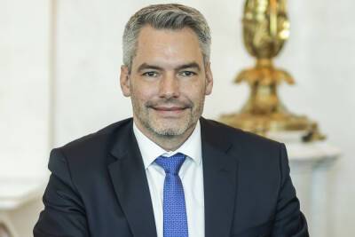 Новый канцлер Австрии Нехаммер принес присягу