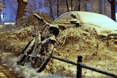 В Новосибирске глыба снега упала с 5 этажа на коляску с ребенком