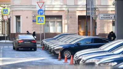Неизвестный похитил из припаркованной в центре Москвы иномарки сумку за 130 тысяч рублей - vm.ru - Москва