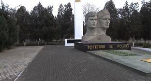 Жители Прохладного раскритиковали качество ремонта мемориала