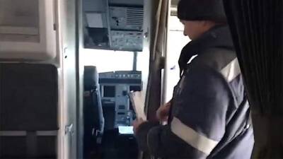 СК показал изнутри кабину пилотов обледеневшего лайнера S7