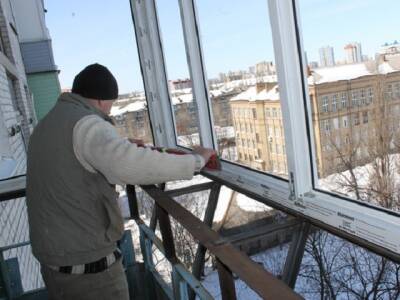 Россиян начнут штрафовать за обшивку и остекление балкона