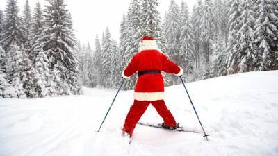 Сотни Санта-Клаусов спустились встали на лыжи и сноуборды в США