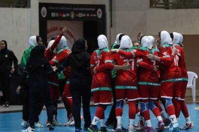 Вратарь сборной Ирана по гандболу расплакалась, когда её признали игроком матча против Норвегии. ВИДЕО