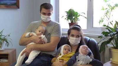 В Екатеринбурге выписали семью, где коронавирусом заразились мама и дочери-тройняшки