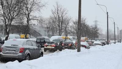 Петербургские водители стоят в девятибалльных пробках из-за ненадлежащей уборки дорог от снега