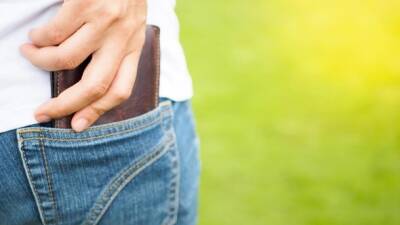 Проблемы для здоровья: почему вредно носить кошелек в заднем кармане