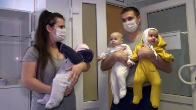 В Екатеринбурге спасли тройняшек, которые заразились коронавирусом от собственной мамы
