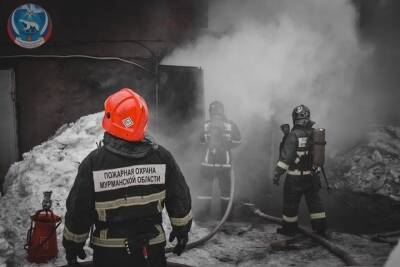 В Мурманской области 15 пожарных эвакуировали из горящих гаражей машины, лодку, мотоцикл и взрывоопасные баллоны