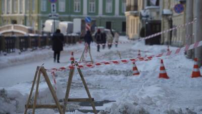 Петербуржцы возмутились «смертельной» горе снега на северо-западе города