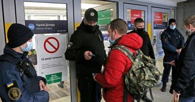 Киев оставит ограничения в ТРЦ и общественном транспорте даже в "желтой" зоне: COVID-сертификат обязателен