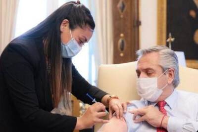 Президенту Аргентины поставили вторую дозу вакцины Спутник V