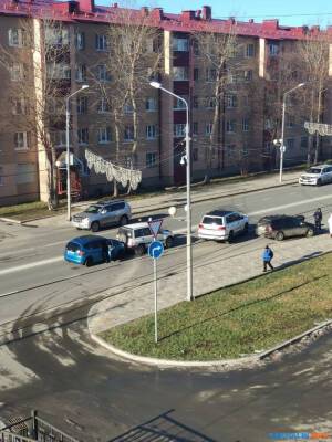 Три машины могут собрать обеденную пробку на улице Ленина в Южно-Сахалинске