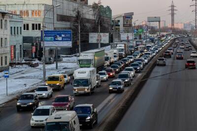 В Новосибирске водители встали в пробку из-за аварии на трубопроводе