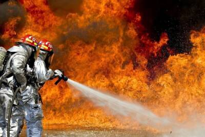 В Самаре загорелись торговые павильоны, пожару присвоен высокий уровень опасности