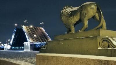В Петербурге развели мосты, несмотря на окончание навигации по Неве