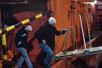 Экипаж иностранного сухогруза, выброшенного на побережье Сахалина, сняли на берег - МЧС