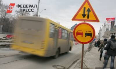 В Екатеринбурге автобус упал в траншею для новой трамвайной ветки