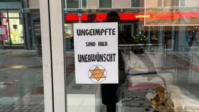 В немецких магазинах запретили вход непривитым, сравнив их с евреями при Гитлере