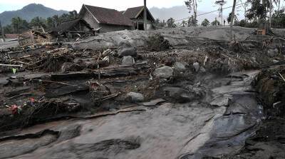 В результате извержения вулкана в Индонезии погибли 27 человек