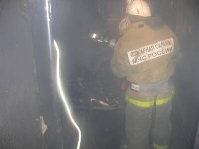 В Астрахани пожар в многоквартирном доме тушили больше часа