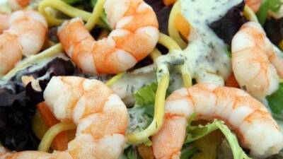 Нутрициолог Степанова: крабовые палочки в салате стоит заменить креветками