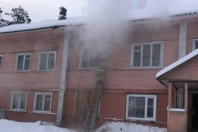 Двухэтажный дом чуть не сгорел в новгородском поселке