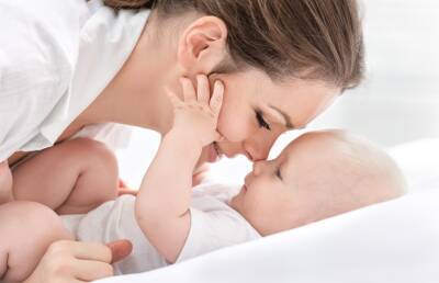 В каком возрасте лучше приучить малыша спать отдельно от родителей и как отучать ребенка от пустышки?