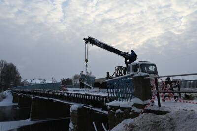 На Живом мосту в Старой Руссе принялись ремонтировать проломленные легковушкой перила