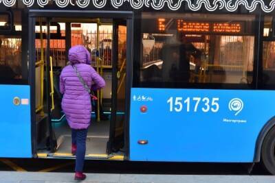 Власти Москвы призвали горожан пересесть на общественный транспорт из-за снегопада