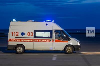 Женщина с ребенком на санках попали под колеса авто в Казани