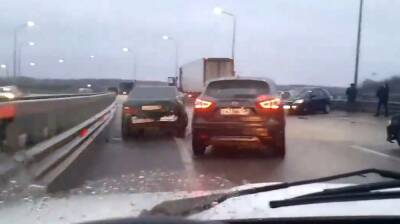 Под Воронежем на трассе М-4 «Дон» столкнулись 10 машин: появилось видео