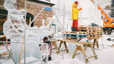 Бригада из Кунгура строит ледовый городок у Тобольского кремля