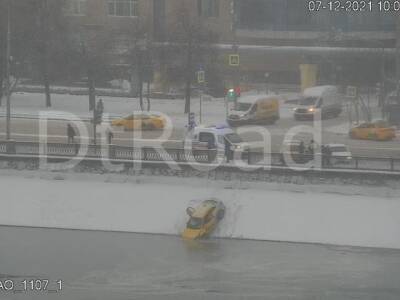 Автомобиль пробил ограждение на набережной в Москве и свалился в реку (фото)