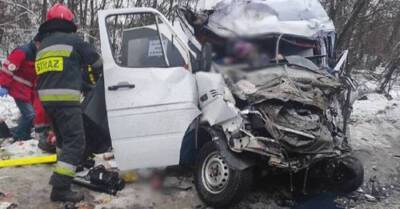 Под Черниговом столкнулись грузовик и маршрутка, погибли не менее 10 человек - kp.ua - Украина - район Черниговский