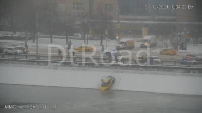 В Москву-реку упал автомобиль такси