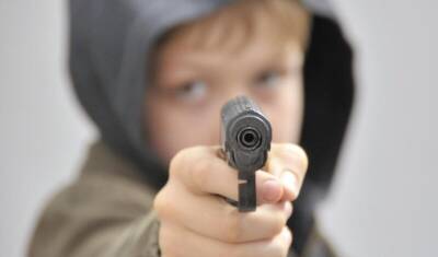 В Москве около школы задержан подросток с пневматическим пистолетом и тремя ножами