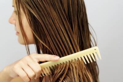 Врач назвал способы остановить выпадение волос после коронавируса