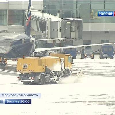 Службы "Домодедово" из-за снегопада работают в интенсивном режиме