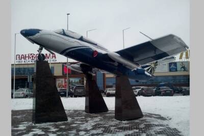 В Брянске установили самолет у ТРЦ «Аэропарк»