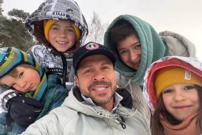 Актер Павел Деревянко опубликовал трогательное фото с семьей