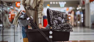 Украденную в торговом центре Петрозаводска одежду девушка вывезла в коляске с ребенком