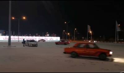 Тюменские дрифтеры парковку у Ленты превратили в гоночную трассу