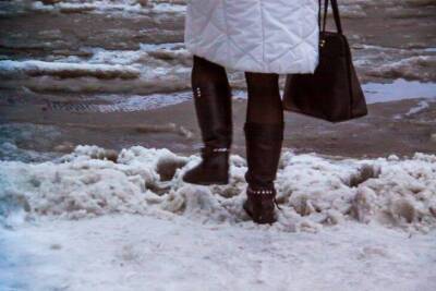 Как избавиться от белых разводов на обуви зимой: поможет дешевое средство