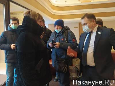 Свердловские активисты пришли в ЗакСО, чтобы выступить против QR-кодов